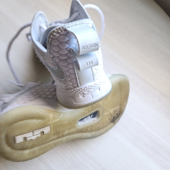 Nike LeBron Witness 3 Shoes in White Chrome size 8 Athletic Basketball Active - Picture 5 of 7